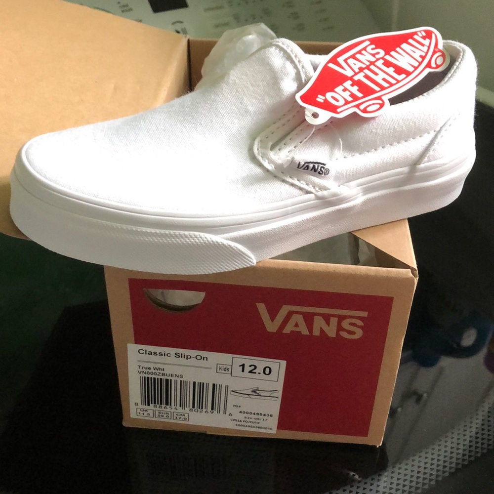 Tennis shoes